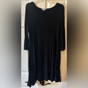Zenana Outfitters Long BLACK top to wear with leggings. 
Size large